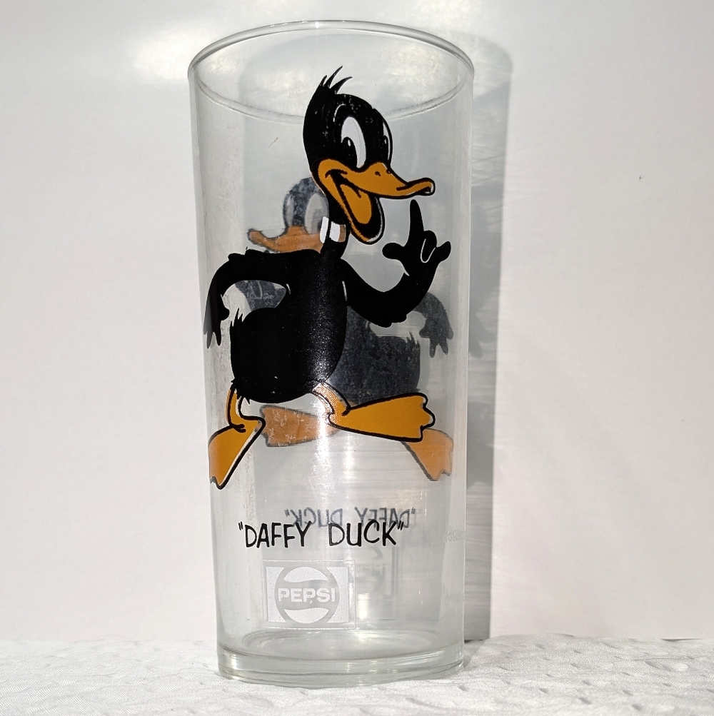 Vintage 1973 Error Daffy Duck Pepsi Collector 6" Glass Logo Under Black Letters